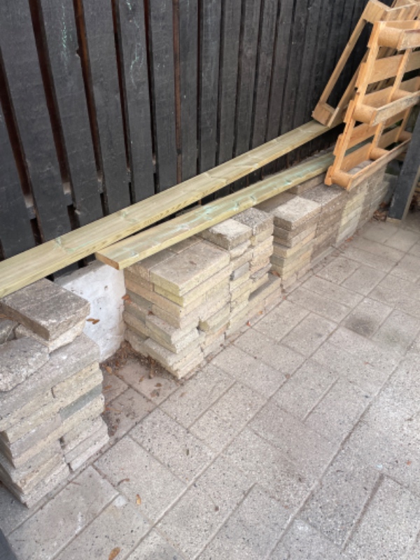 Storskraldsfjerning: Mursten og træ