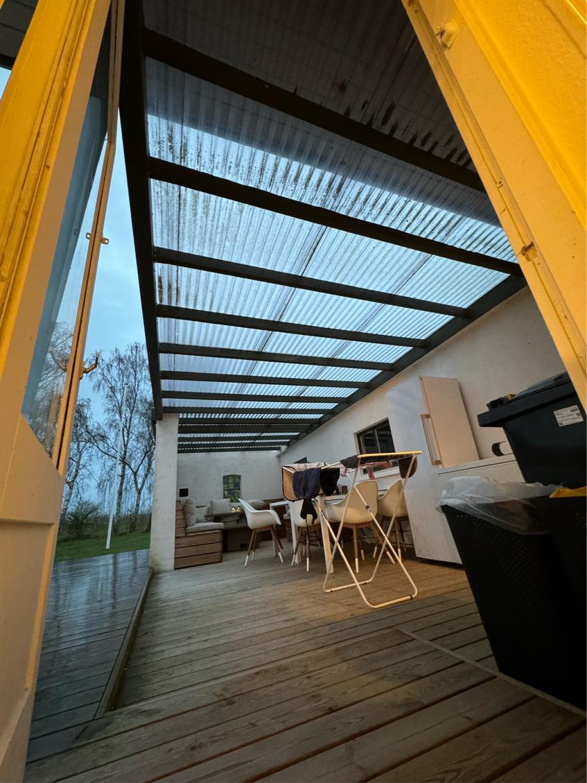 Jeg skal have fjernet dette plastiktag, og have monteret noget nyt. Arbejdet består i at afmontere det gamle, samt bortskaffe det, købe noget nyt, og hvad der skal bruges dertil, og montere dette, du skal selv kunne klare opgaven, da jeg ikke har hverken trailer, stige, eller andet der evt. ville skulle bruges.