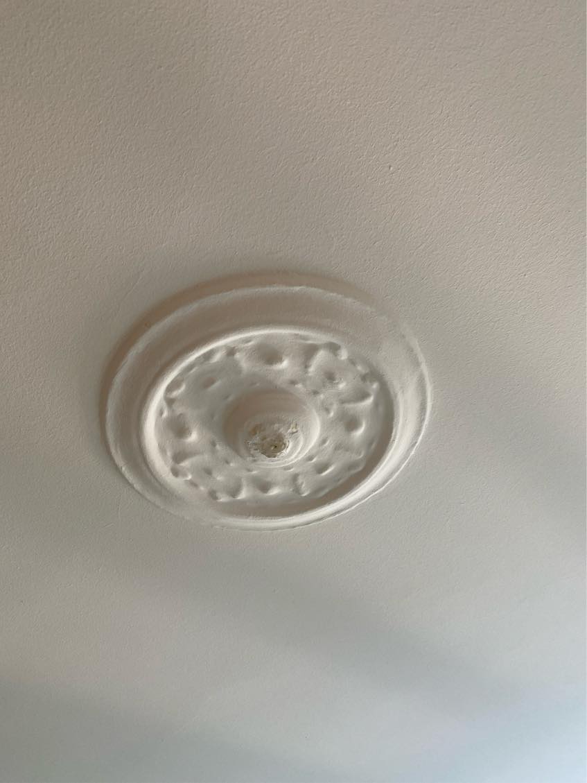 opsætning af bambusgardin og loftlampe