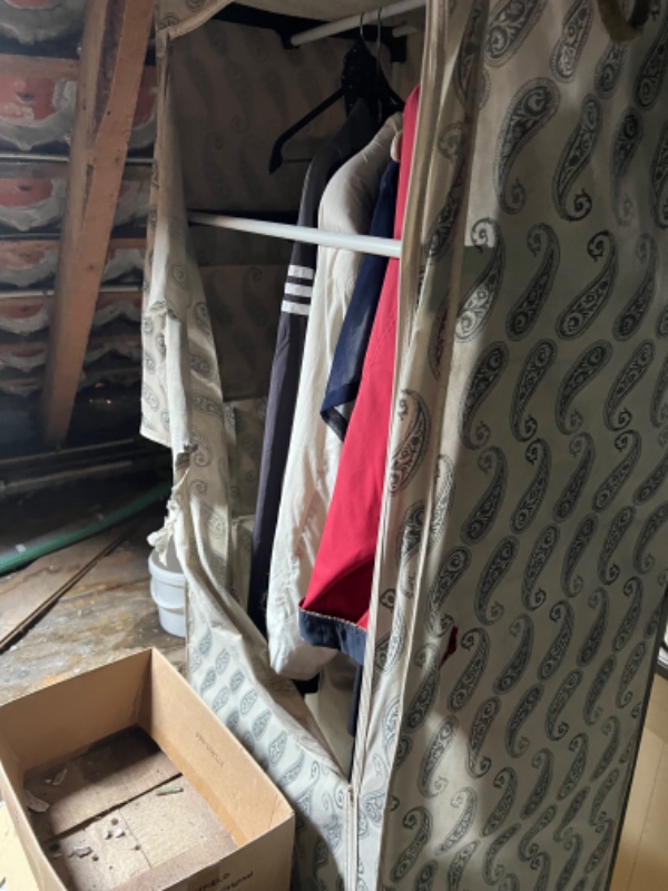 Rydning af loft i gammelt hus i Allinge