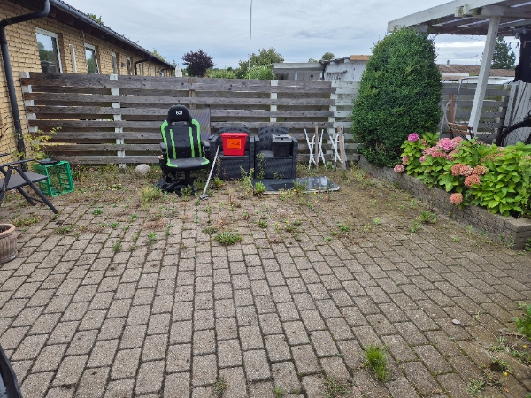 Fjerne ukrudt I bede,på terrassen foran huset og på terrasse bag huset. Ca 25kvm
