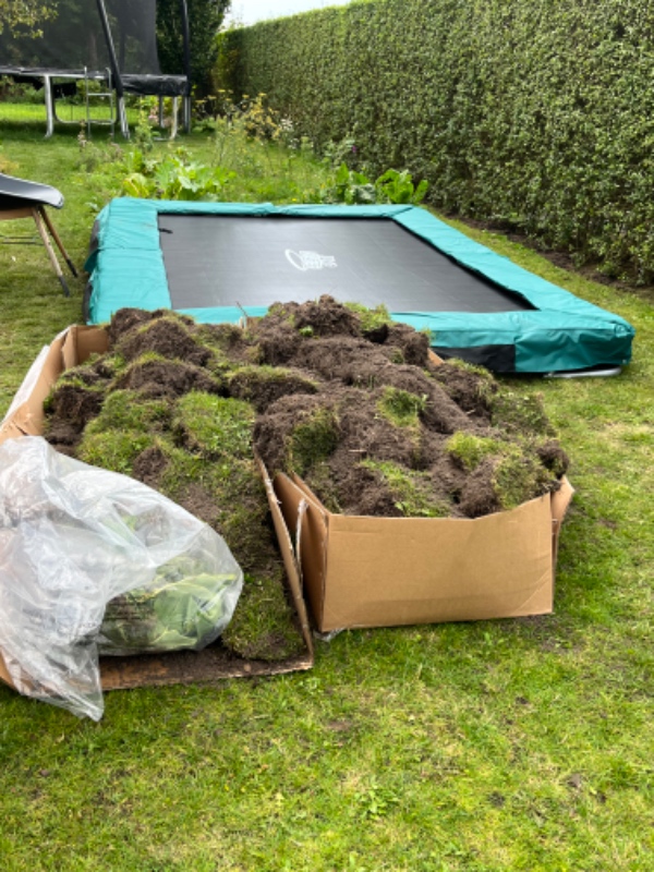 Kør græstørv på genbrugspladsen