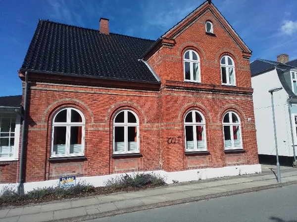 Fjernelse af graffiti på mur