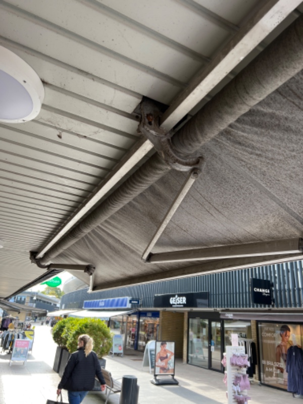 En markise som skal tages ned og tages med