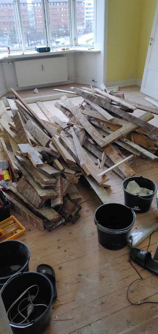 Bortskaffelse af byggeaffald. Fra 4 sal uden elevator.