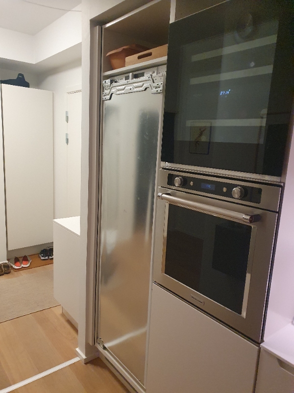 Samling af to låger samt opsætning af dem på køleskab