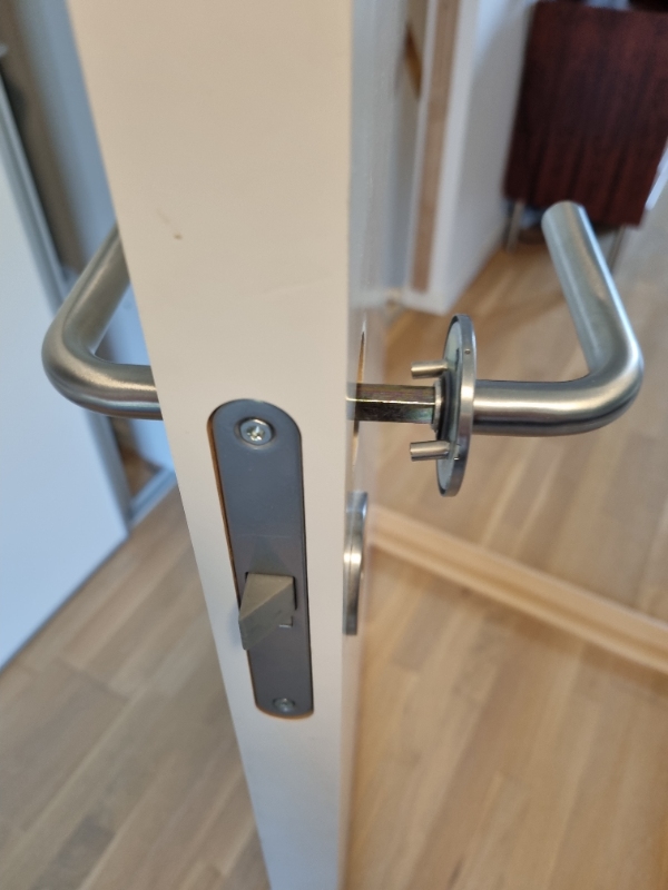 Fikse 1)havelåge, 2)løse dørhåndtag på 6døre og 3)løsrevet indbyg.opvaskemaskine (låge kan ej lukke)