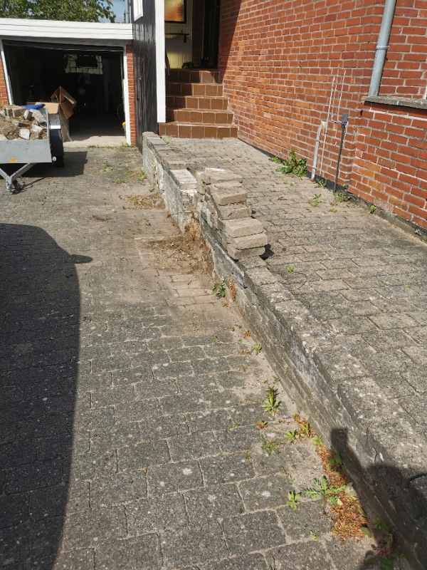 Støttemur i indkørsel