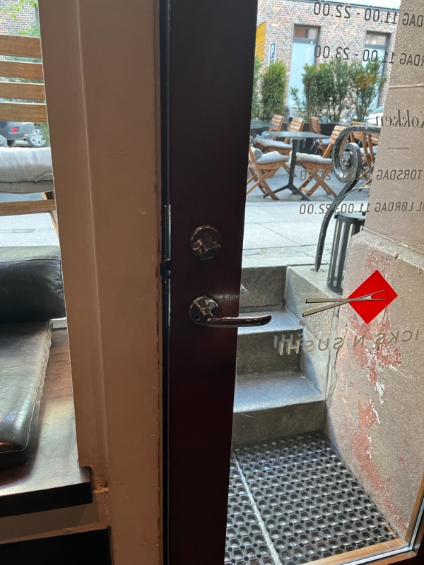 Eventuelt udskiftning af dørpumpe samt dørhåndtag.