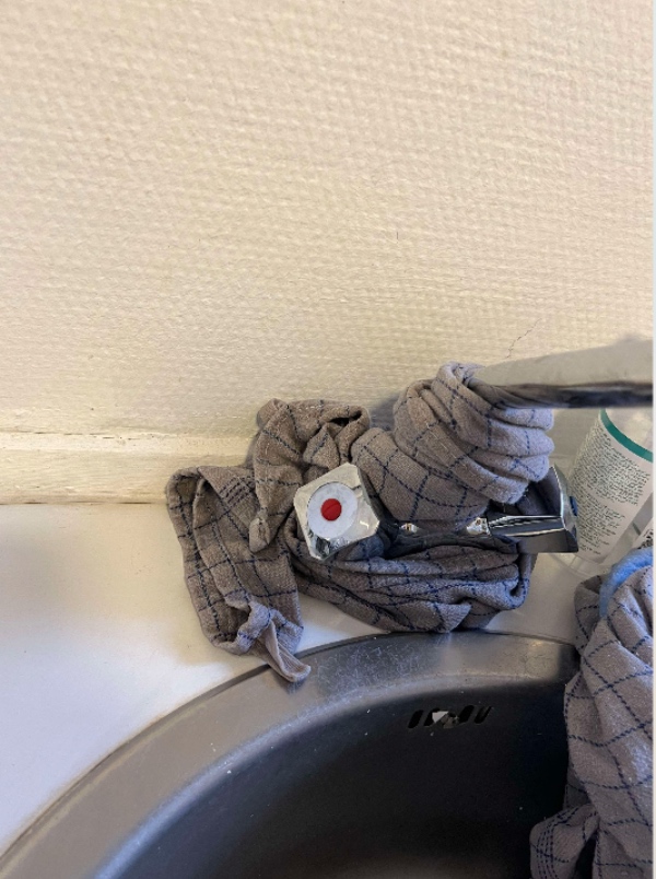 Vandhane i køkken utæt