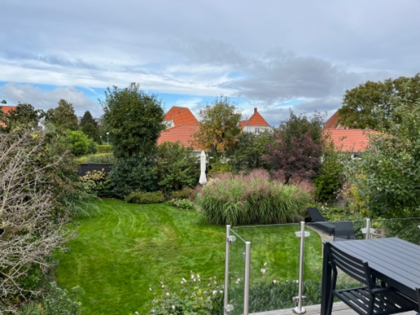 Vil gerne have klippet hæk samt beskåret flere buske og træer