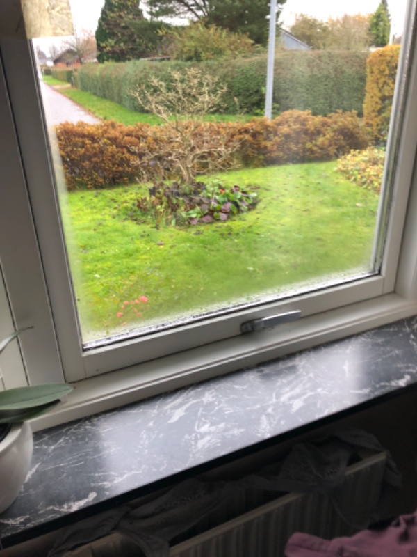 Reparation af garageport i træ, vindueskarm, opsætning af trælister, reparation af stikkontakter