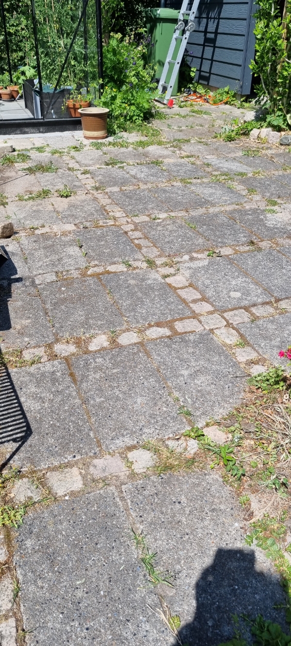 fjerne ukrudt mellem fliser