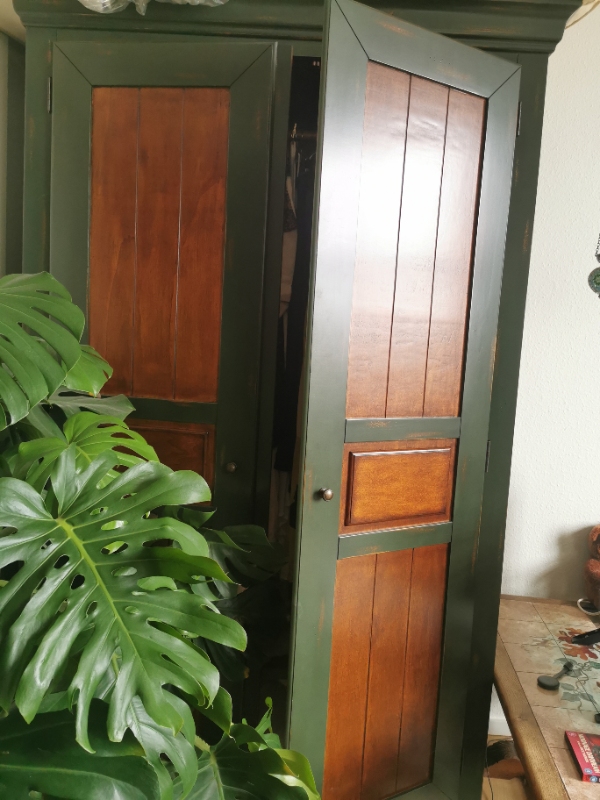 Flyttet et klædeskab til storskrald, der ikke kan skilles ad.