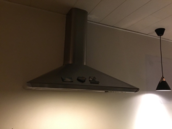 Opsætning af emhætte i loft og nedtagning af nuværende emhætte.