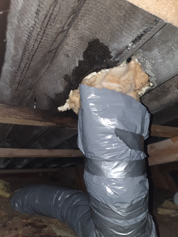 Udluftningsrør på loft ift. emhætte. drypper. Isolering.