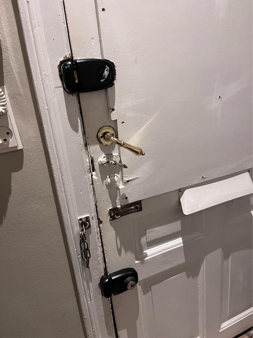 2 døre der ikke lukker ordentligt