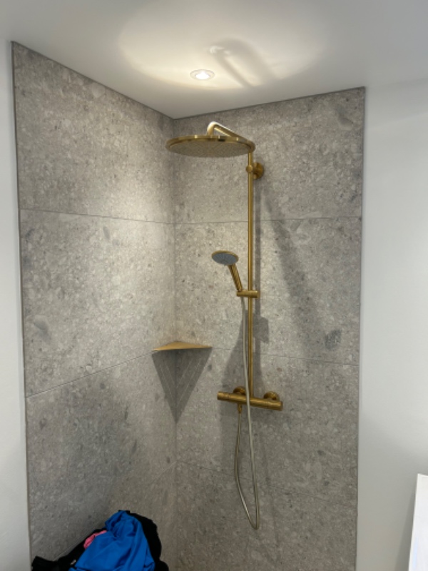 Glasbrusevæg med messingdetaljer