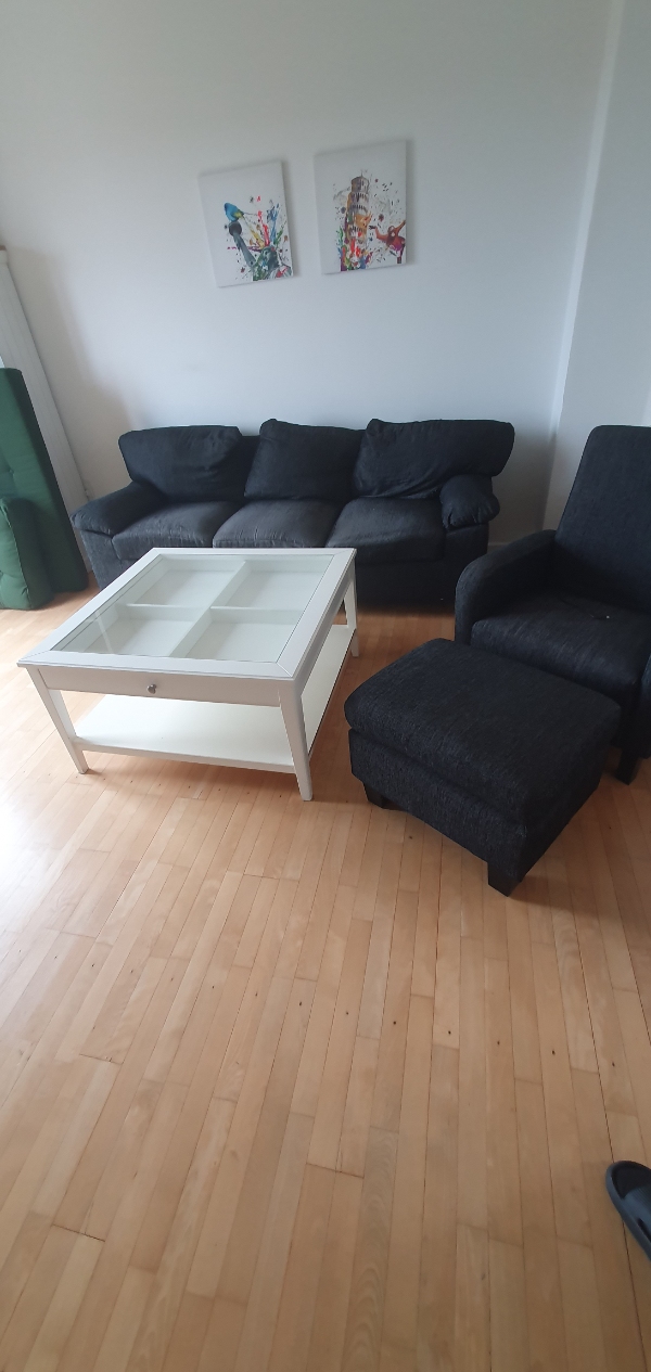 Skal have bortskaffes en 3-personers sofa, sofabord, lænestol og puf