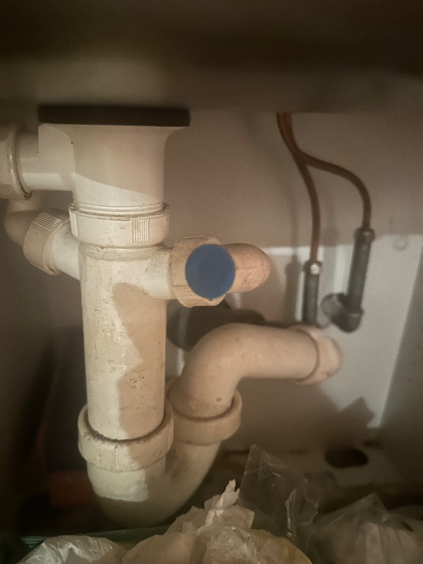 installation af opvaskemaskine og tilslutning til vandforstyning.