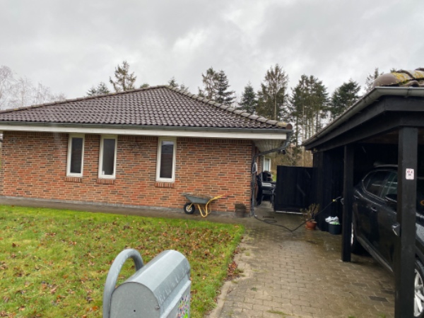 Opsætning af julelys på hus og carport (langs tagrende) nedtagning af de gamle på hus.