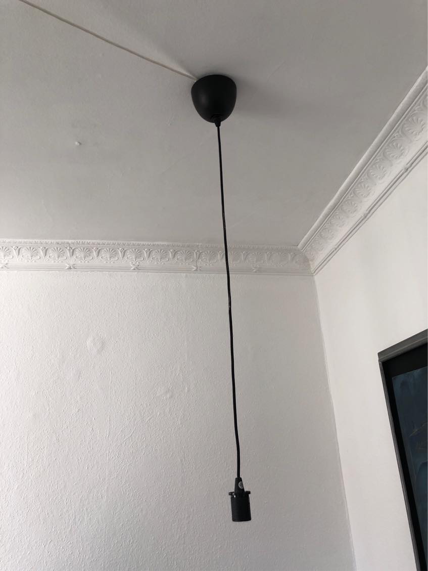 Hængt loftslampe op over spisebordet.