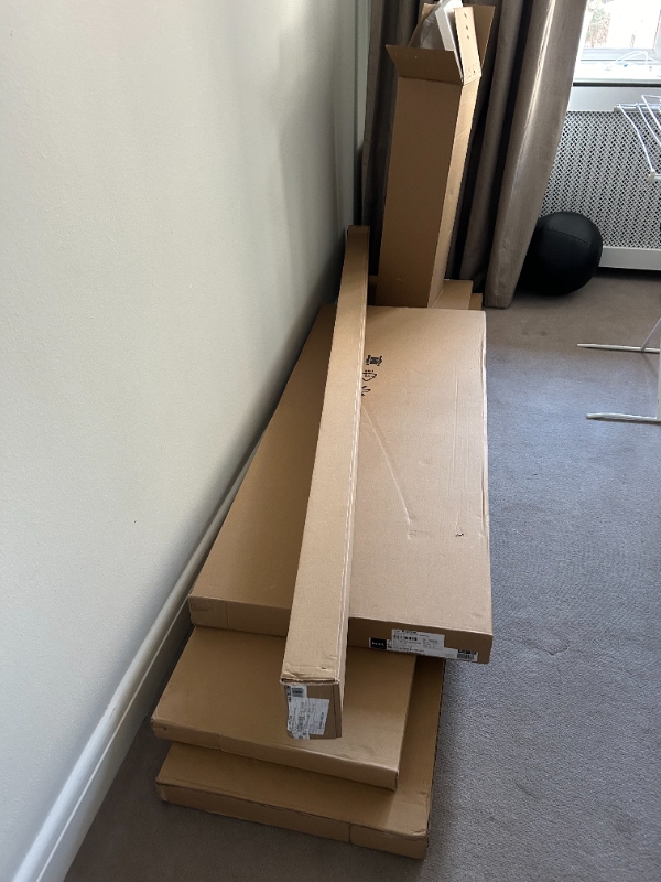 Skabsseng skal monteres på væg.