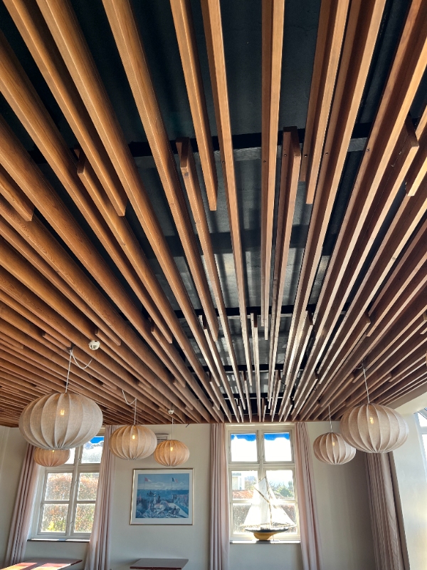 male loft af træ lameller