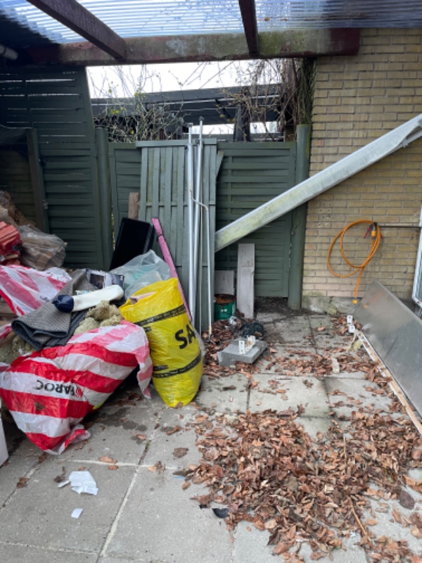 Fjernet affald i forhave og baghave