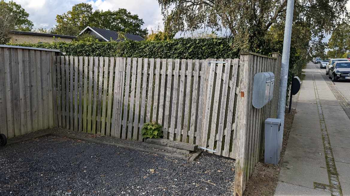 10 meter Nyt hegn med låge - inklusiv nedtagning af det gamle