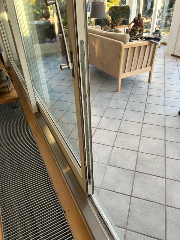 Reparation af skydedør.