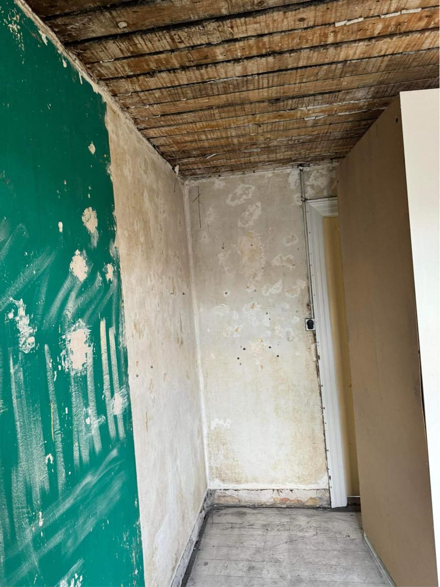 Montering af div. Gips plader og spartling , tapetsering og maling. I mindre rækkehus i Nyborg. 2 mand 3-4 dage.