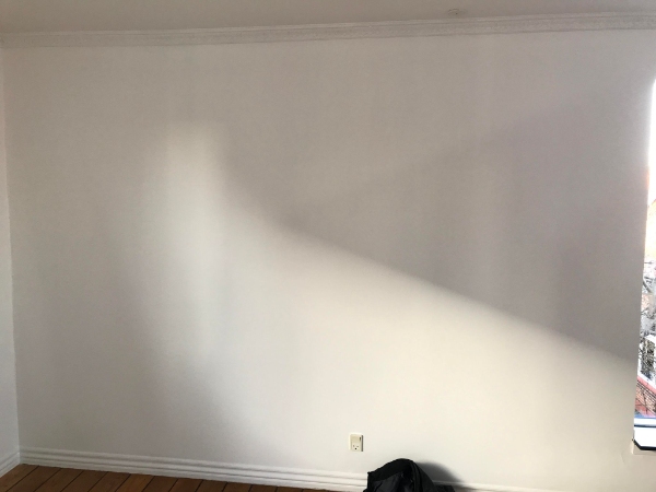 Jeg skal have tapetseret en væg med mønster tapet, gerne hurtigst muligt.