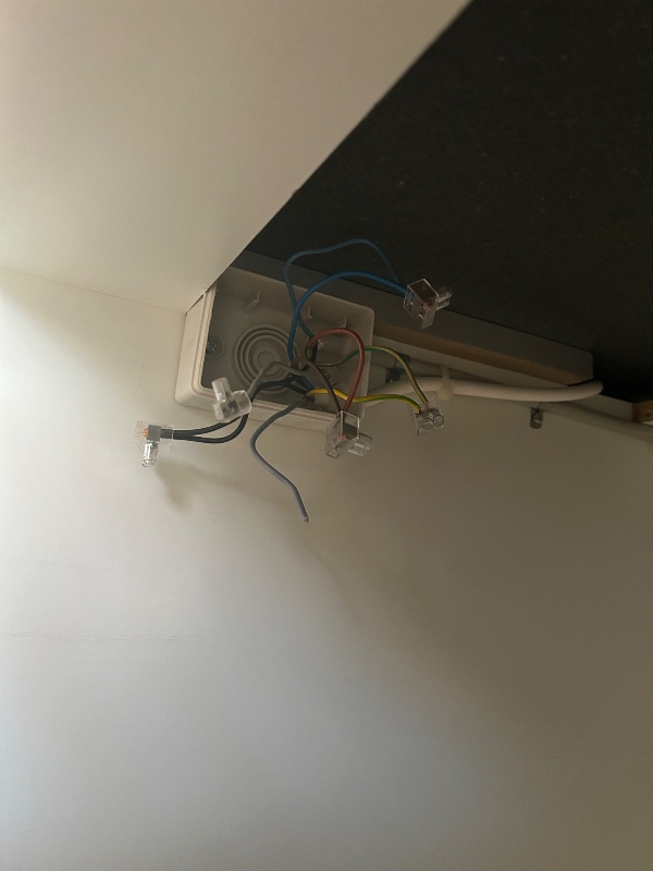 Tilslut kogeplade til strøm