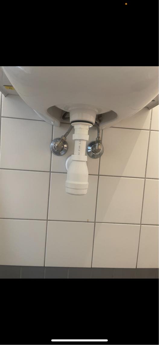 Skab til under vasken. Standard ikea skab til badeværelser.