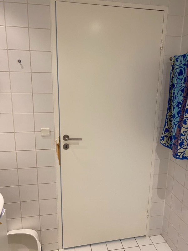 montering af dørkarm indvendigt (til badeværelset)