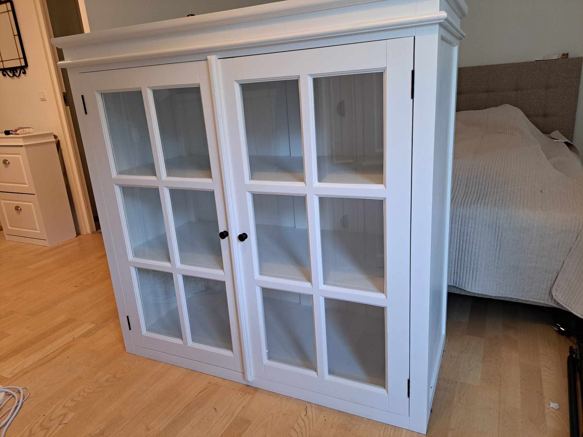 Vitrineskab i 2 dele skal bæres ned  i stuen ad trappe, der drejer.