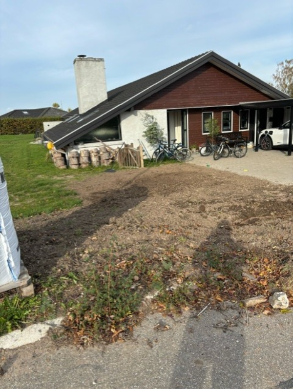 Panering af jord, såning af græs, lille belægningsopgave, samt plantning af hæk