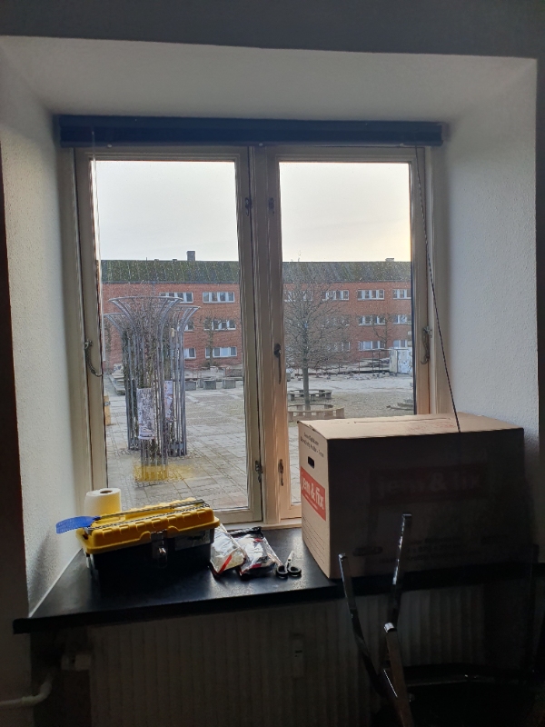 Hjælp til at pudset 3 vinduer i et lejlighedskompleks i stuen (det er dog hævet pga kælder)