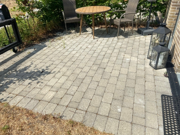 Afgravning og lægning af Holmegaards-sten,ca 6m2 + rensning af eksisterende terrasse (14-18m2)
