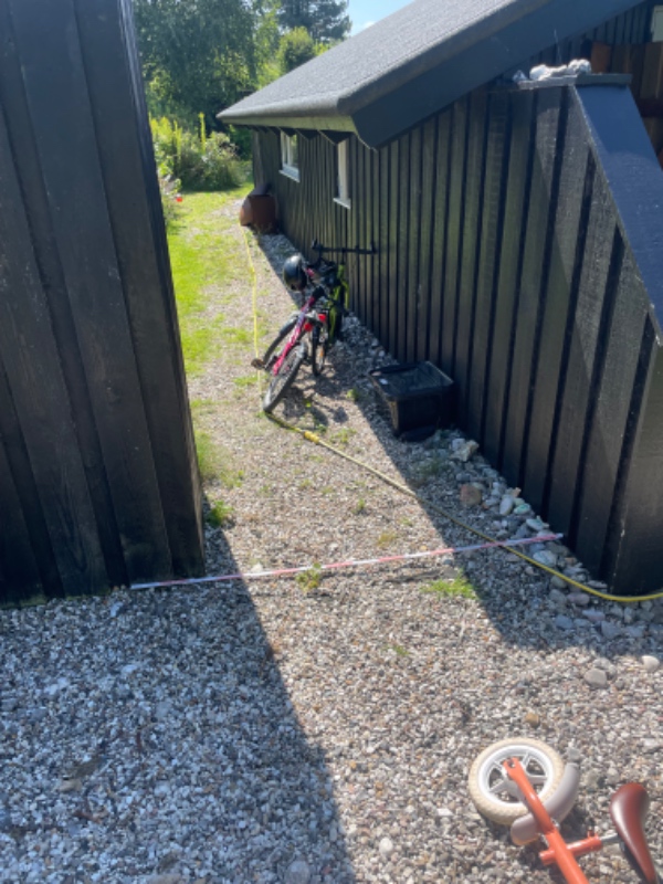 Fjerne perlesten omkring hus