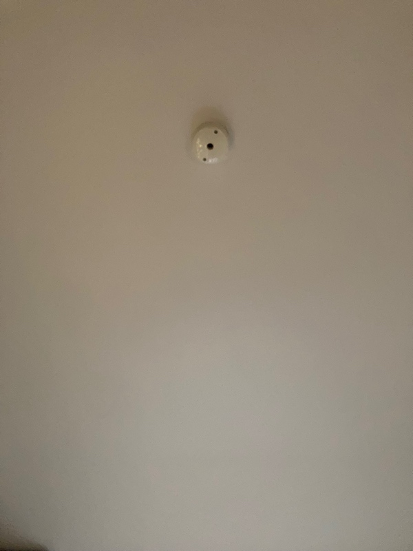 Ophængning af to loftslamper i køkken. Samt ny ledning (nuværende er for kort).