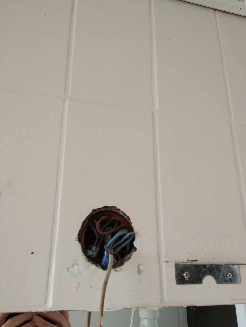 Afmonter udekampe, samt udskiftning af stikkontakt . Og opsætning af badeværelse lampe