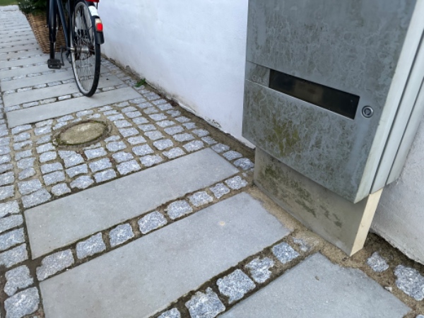 Småreparationer af weber pudset væg udendørs efter fliselægning og tilsvarende småreparationer indendørs efter flytning af trappe.