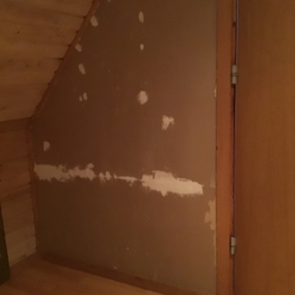 Jeg skal have repareret /forberedt/pudset en gipsskillevæg samt tapetseret efterfølgende.