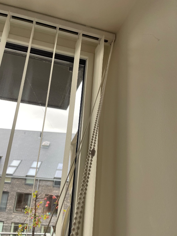 Nedtagning af 5 lamelgardiner og sætte de 4 af dem op hos underboen