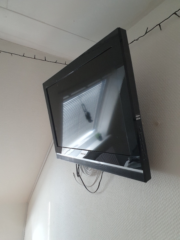 Fjerne ledninger og nedtagning af lampe, tv og overvågningskameraer