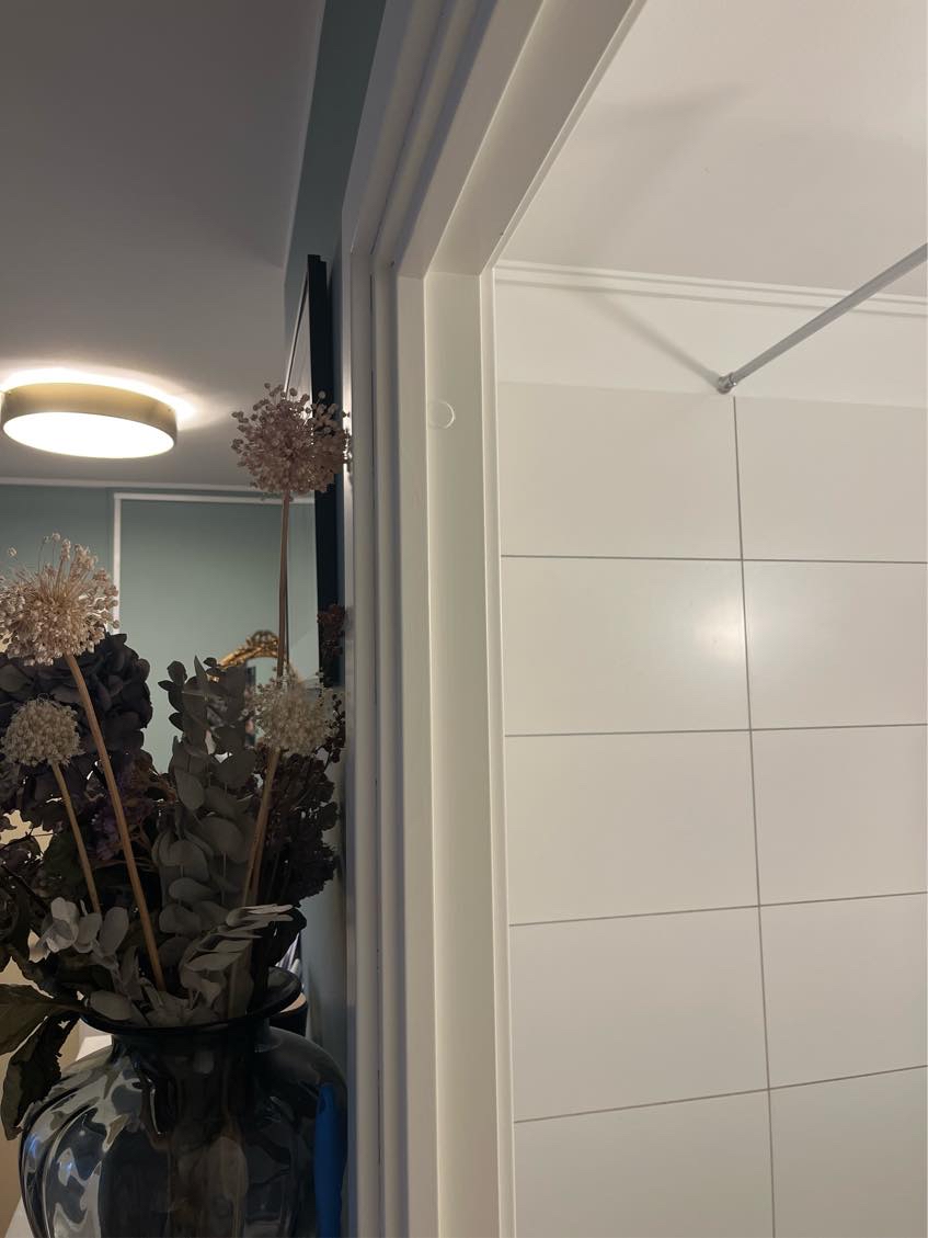 Vende en dør indtil badeværelse