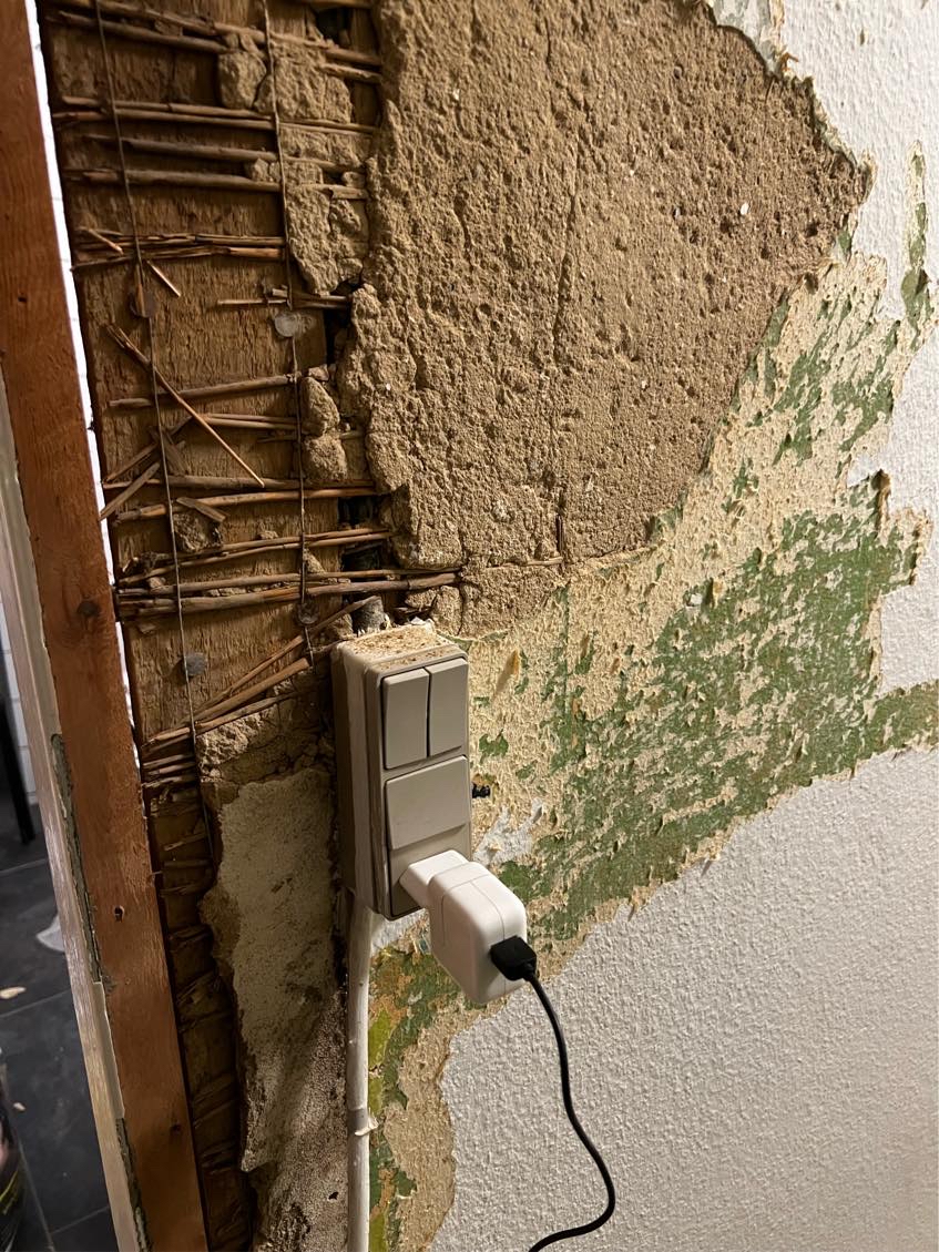 17 stikkontakter skal fræsses og trækkes rundt i lejlighed