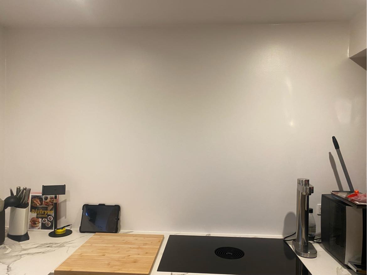 Opsætning af hylder i køkken